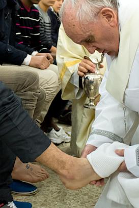 Pope francis washing feet